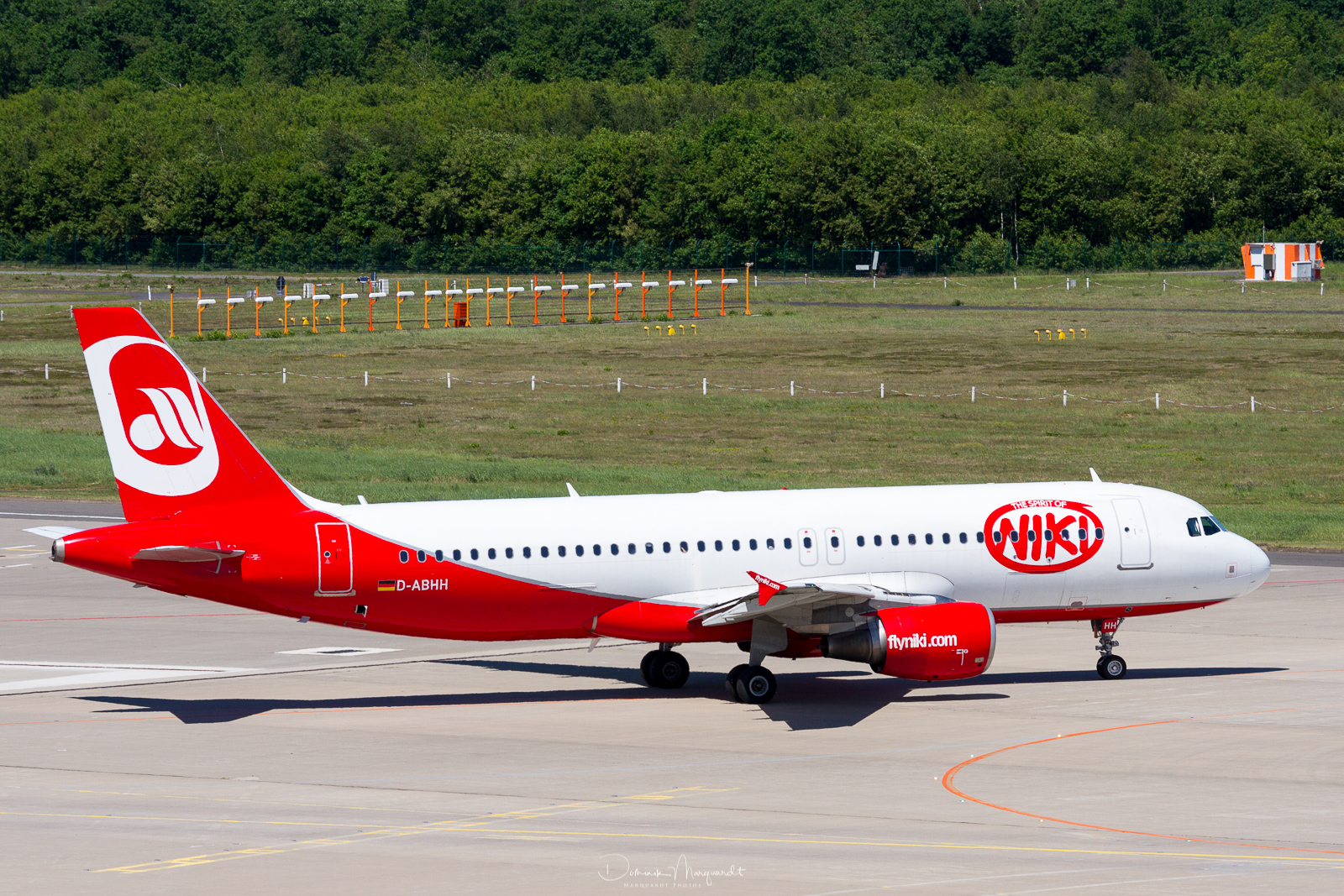 Air Berlin (Niki) / Airbus A320-214 / D-ABHH / CGN / EDDK